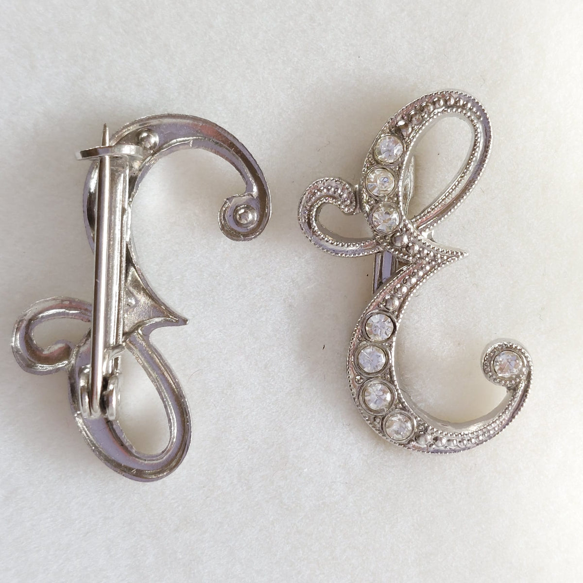 8034 Vintage-Buchstabe "E" Brosche mit Swarovski-Kristallen 25x15mm