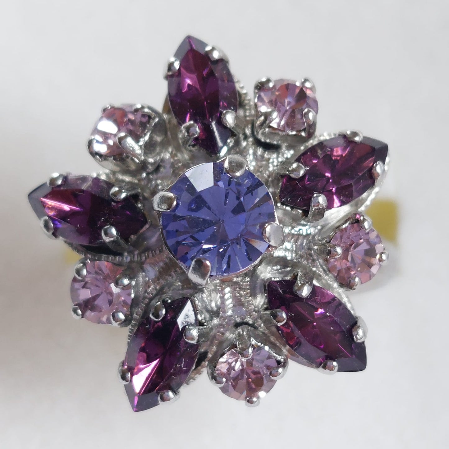 9851 Vintage Ring made with Swarovski Kristallen 30x20mm