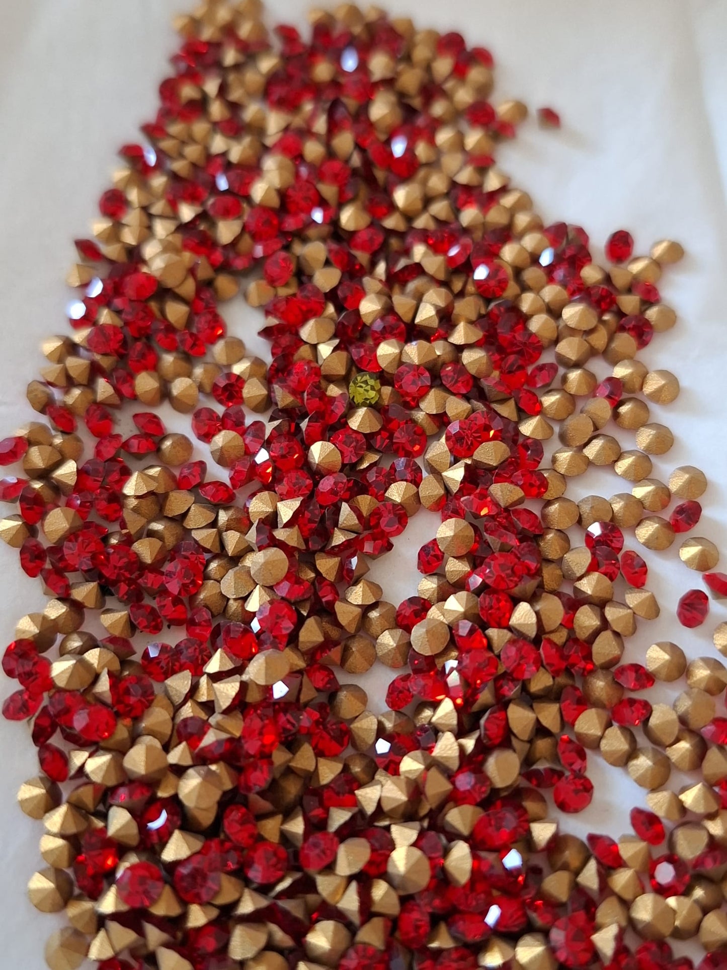 Swarovski® Chaton Vintage Light Siam Gold Foiled PP15