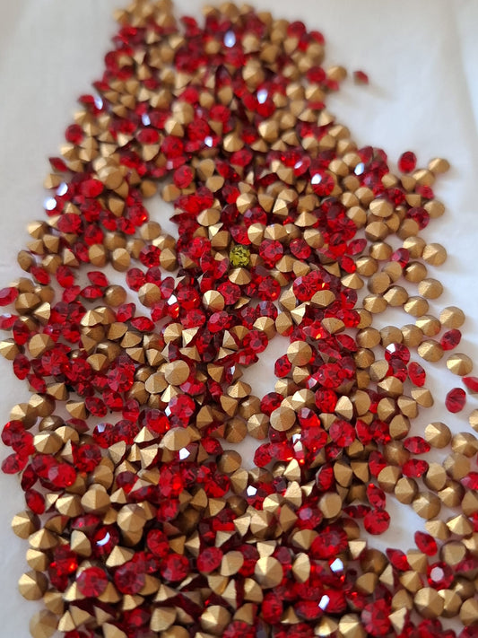 Swarovski® Chaton Vintage Light Siam Gold Foiled PP15