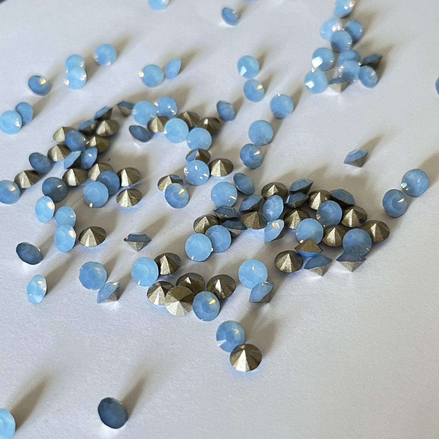 Swarovski® Chaton Air Blue Opal SS24