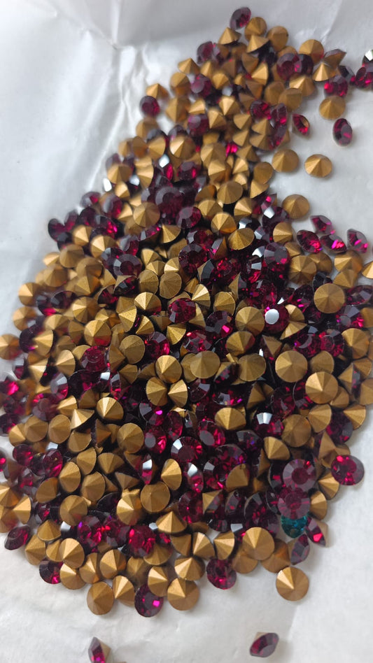 Swarovski® Chaton Vintage Ruby Gold Foiled SS24