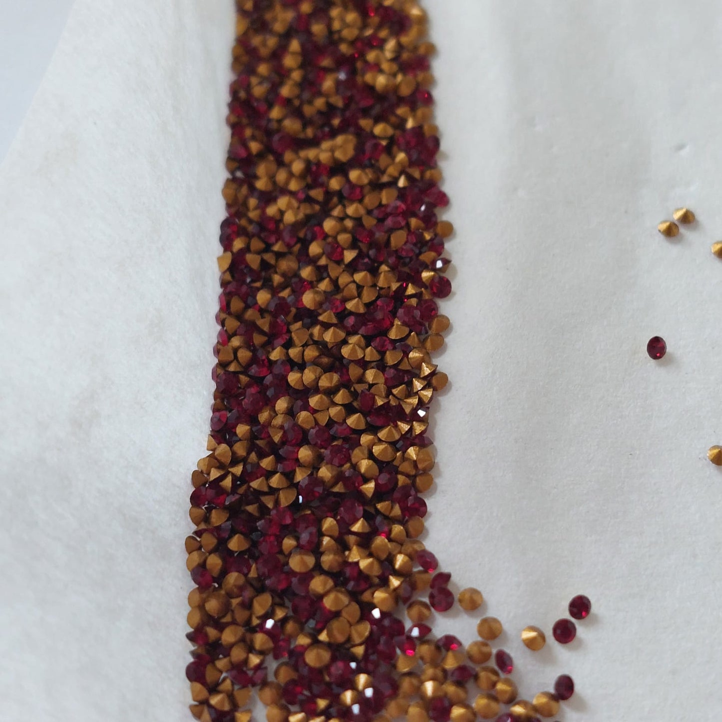 Swarovski® Chaton Vintage Siam Gold Foiled PP8