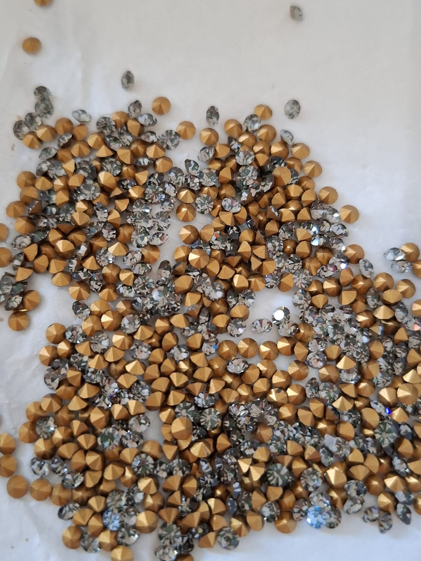 Swarovski® Chaton Vintage Black Diamond Gold Foiled PP24