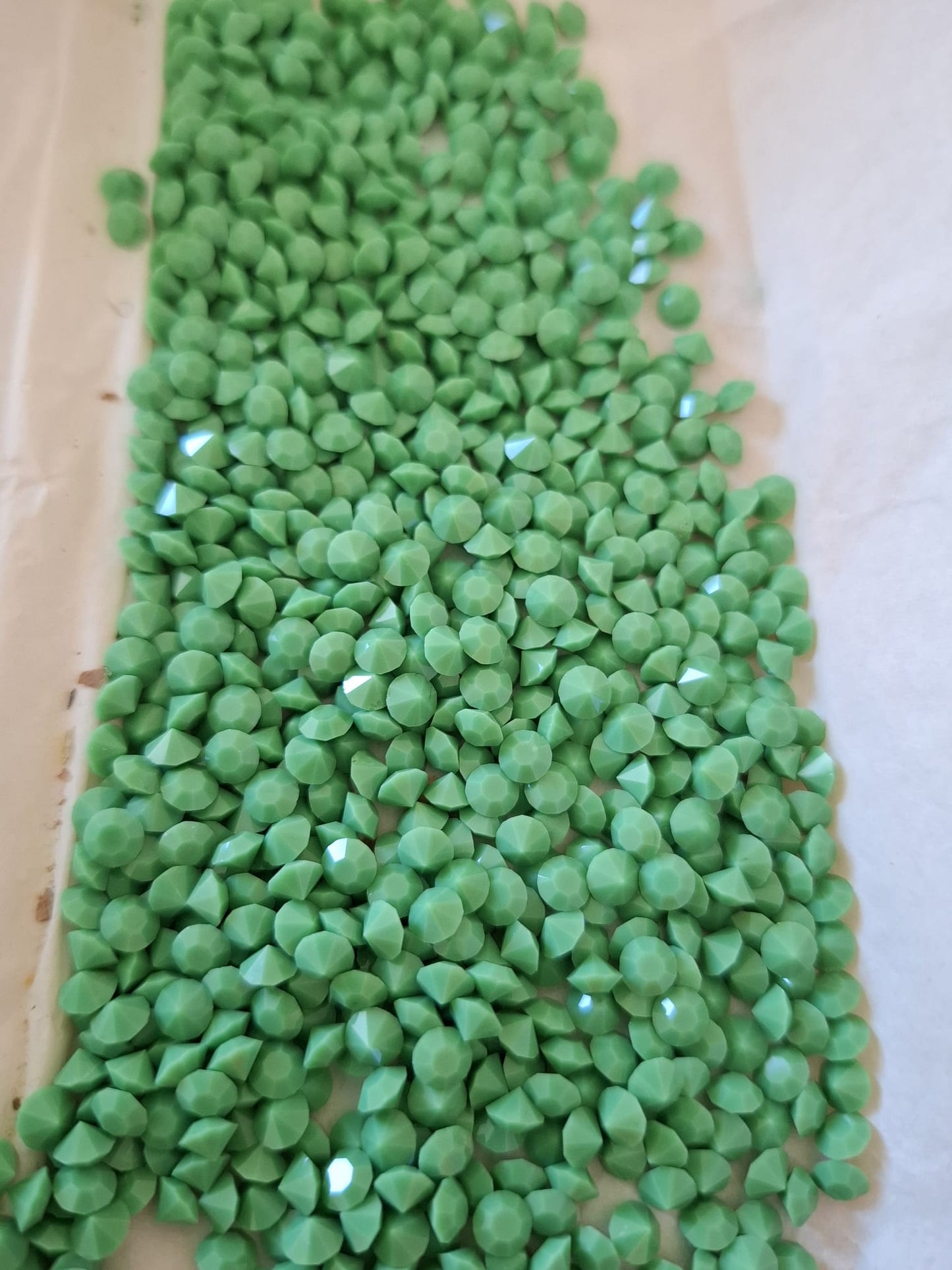 Swarovski® Chaton Vintage Opaque Green Unfoiled SS19