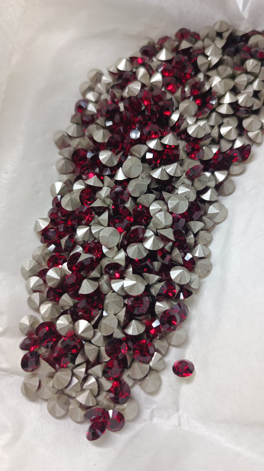 Swarovski® Chaton Vintage Siam Silver Foiled SS24