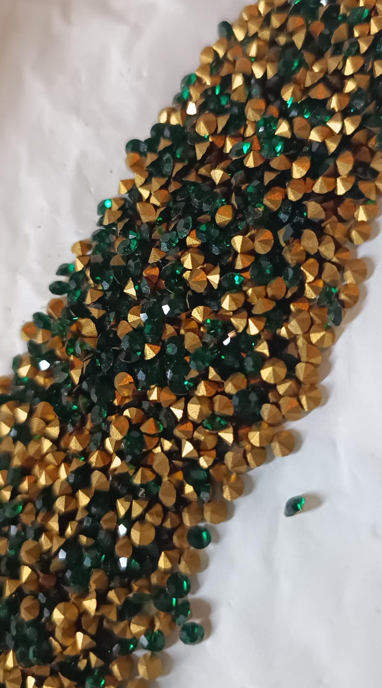 Swarovski® Chaton Vintage Emerald Gold Foiled PP21