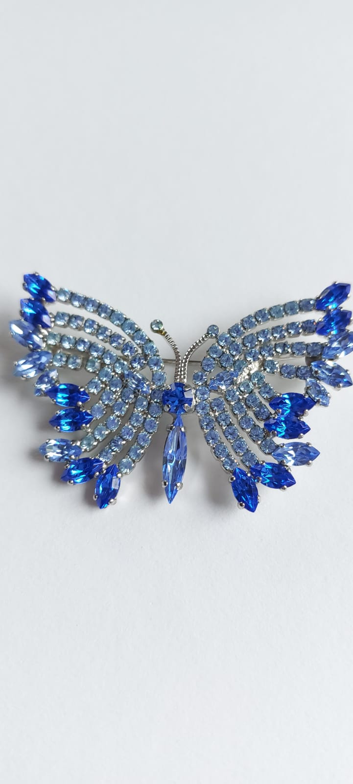 8983 Vintage Brosche made mit Swarovski Kristallen 60x45mm