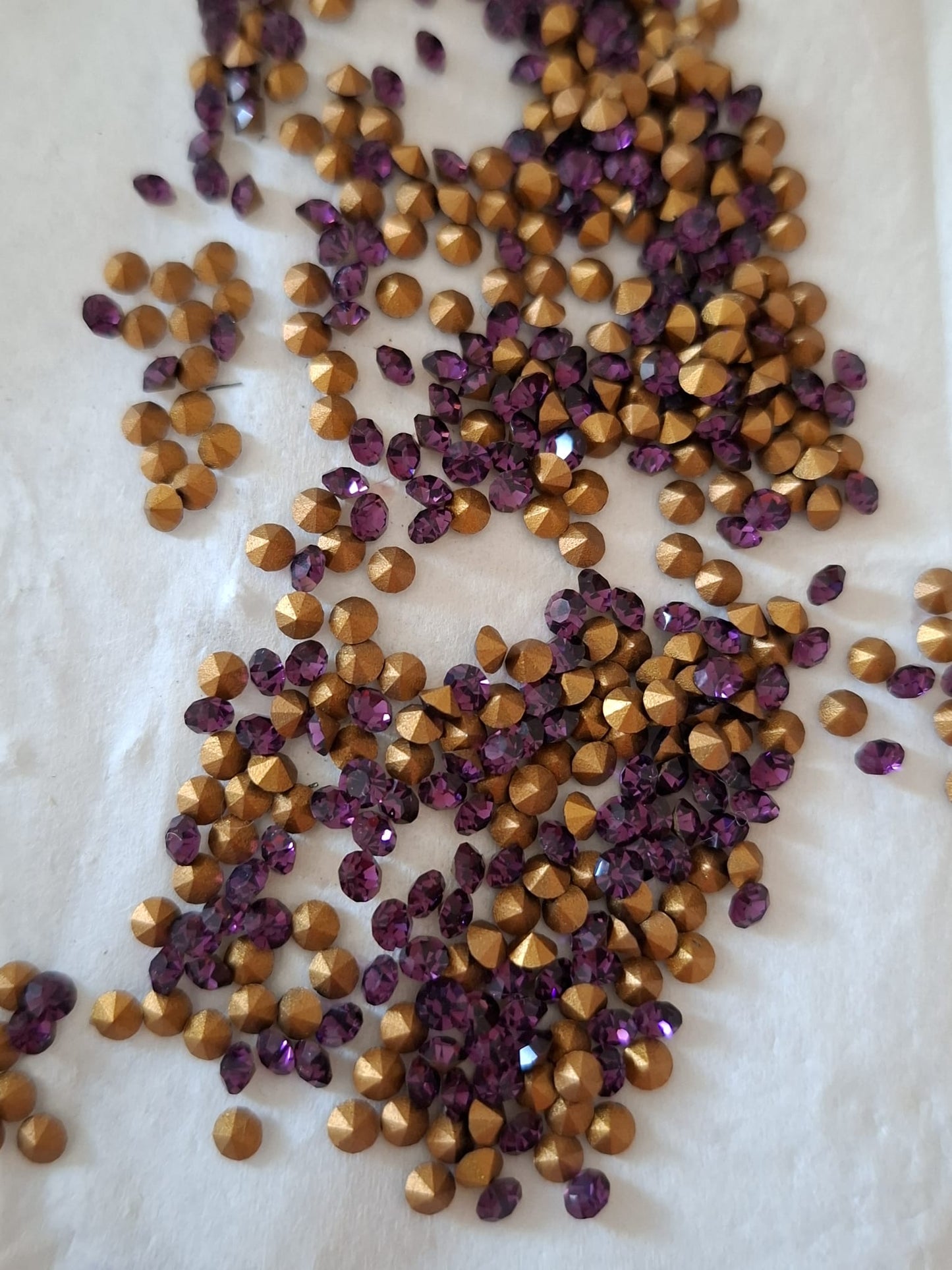 Swarovski® Chaton Vintage Amethyst Gold Foiled PP24